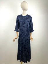 Load image into Gallery viewer, Dot {8}