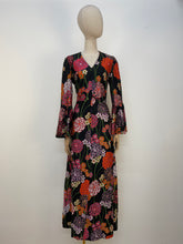 Load image into Gallery viewer, Chrysanthemum {12}