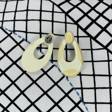 Load image into Gallery viewer, 1970s Safari Earrings
